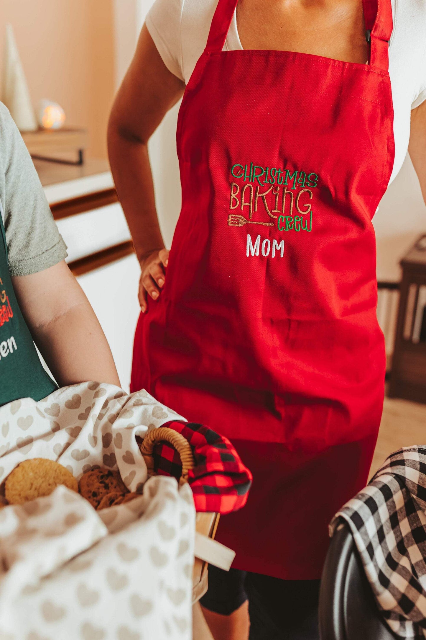 Product Details
The red Christmas baking apron for adults is the perfect accessory for all your holiday baking needs. The apron features an embroidered design that