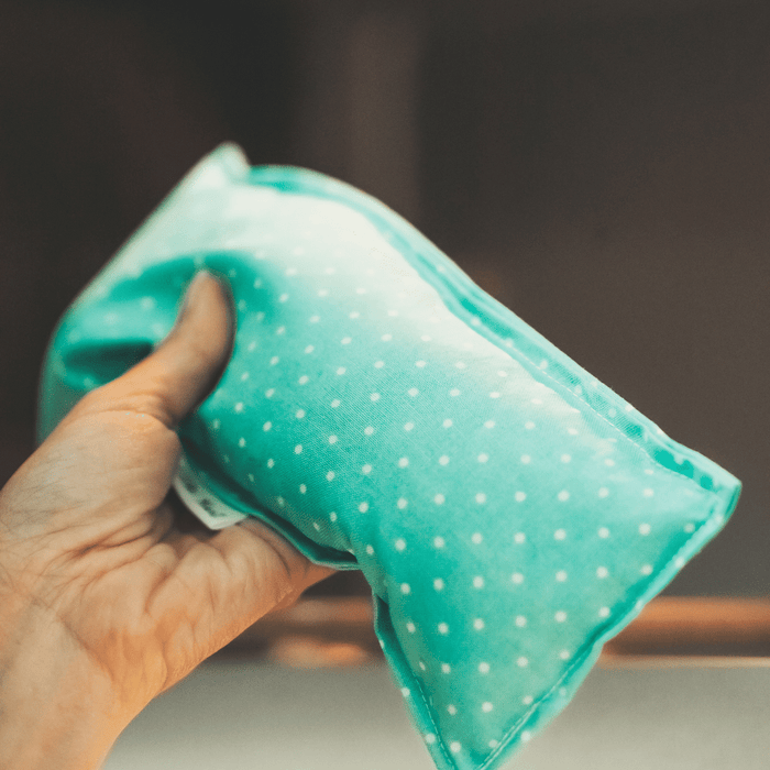 Aromatherapy Eye Pillow will help you relax and unwind. In just 10 minutes, you can use it to soothe your senses as you drift off to sleep. Our eye pillow is filled 