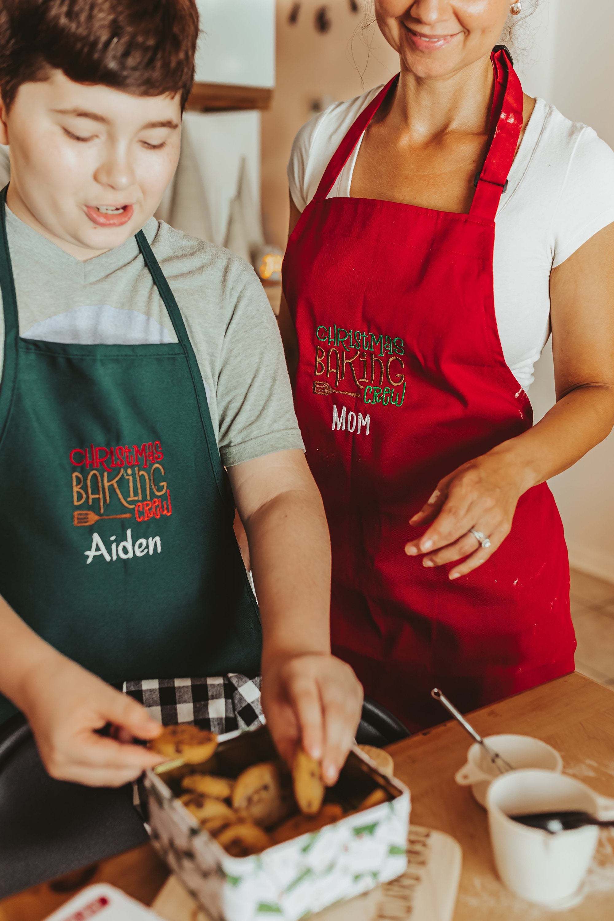 Mommy and Me Christmas Baking Aprons – Sewing From The Hart