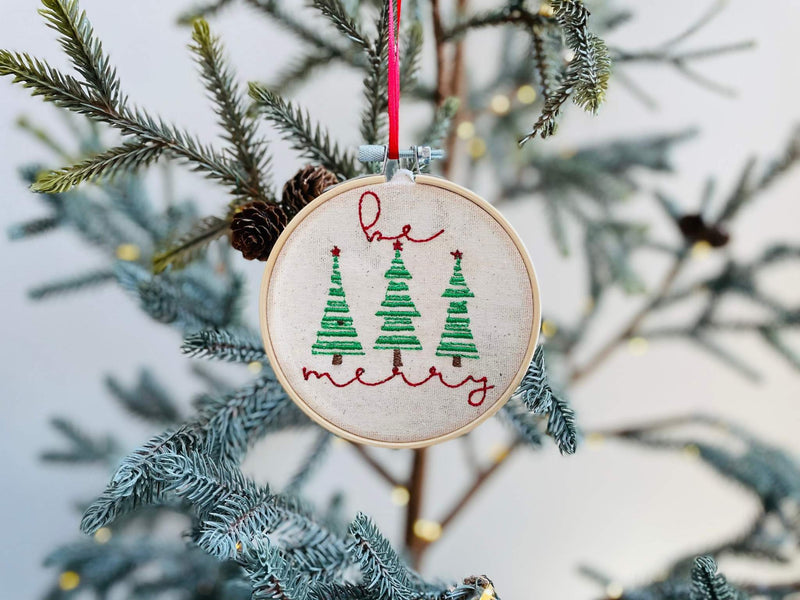 Christmas ornaments are the perfect gift for someone. This set contains 4 ornaments. These ornaments are machine embroidered. Feature a wooden embroidery hoop. You c